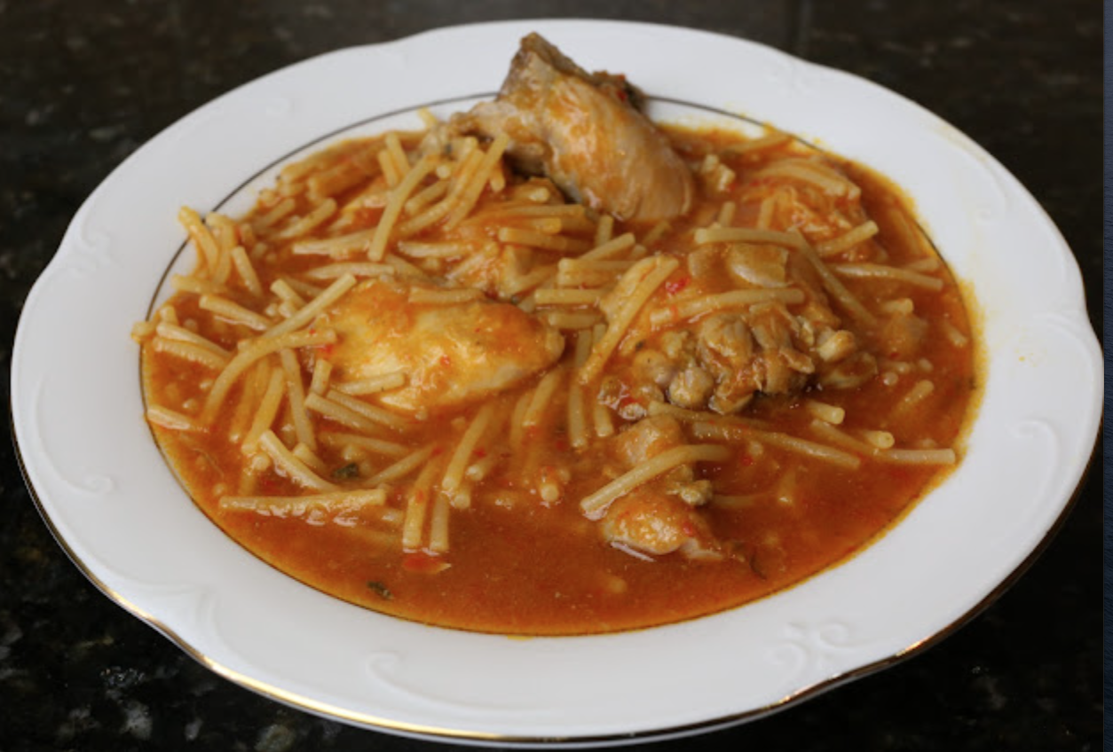 Ensalada de verduras variadas con guiso de pollo con fideos y perejil fresco.